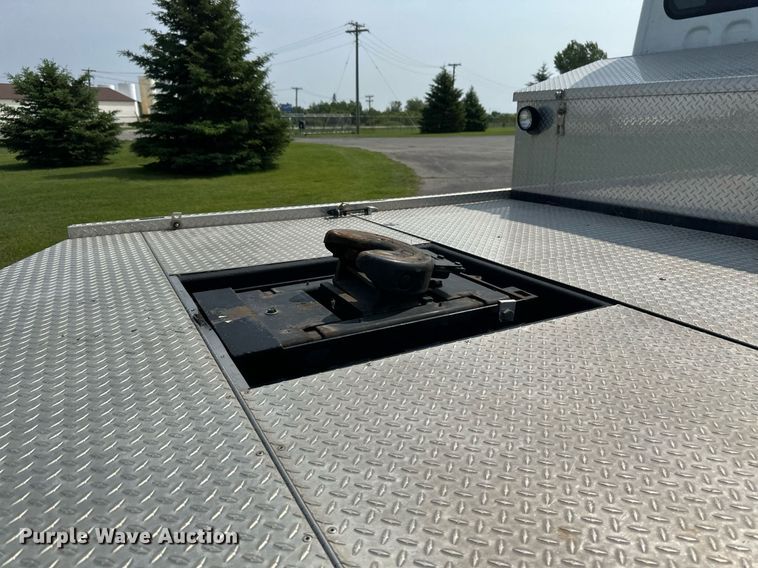 image for item EB2621 2005 Freightliner M2 semi truck