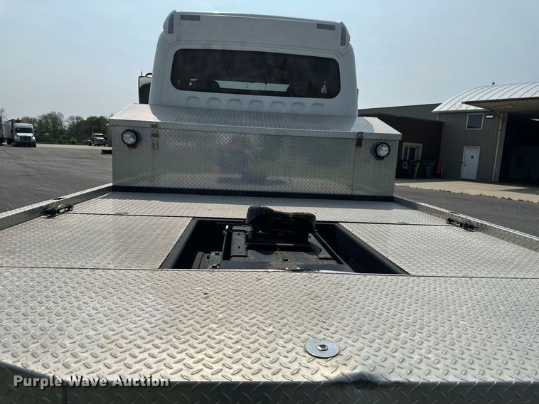 image for item EB2621 2005 Freightliner M2 semi truck