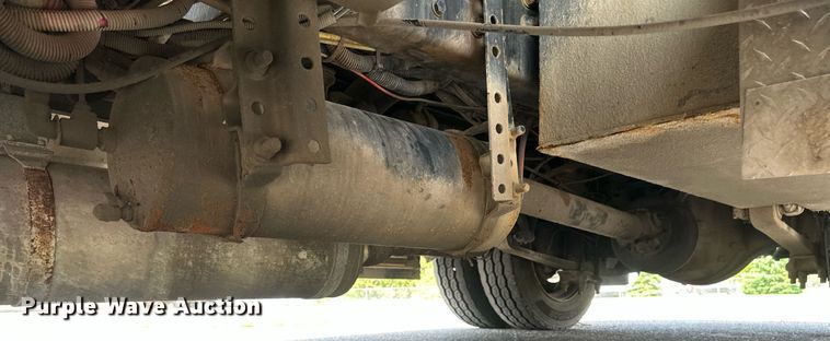 image for item EB2621 2005 Freightliner M2 semi truck