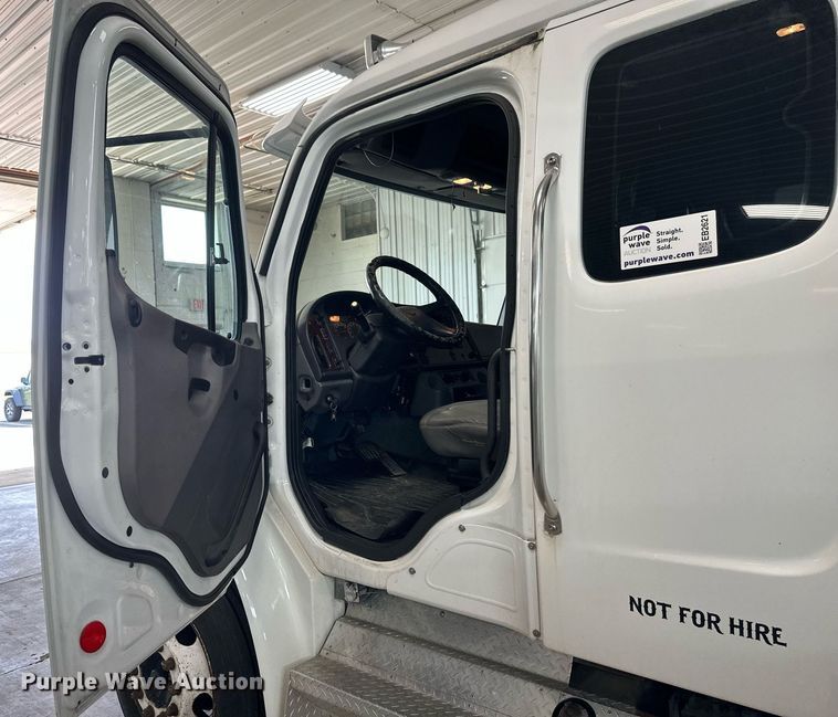 image for item EB2621 2005 Freightliner M2 semi truck