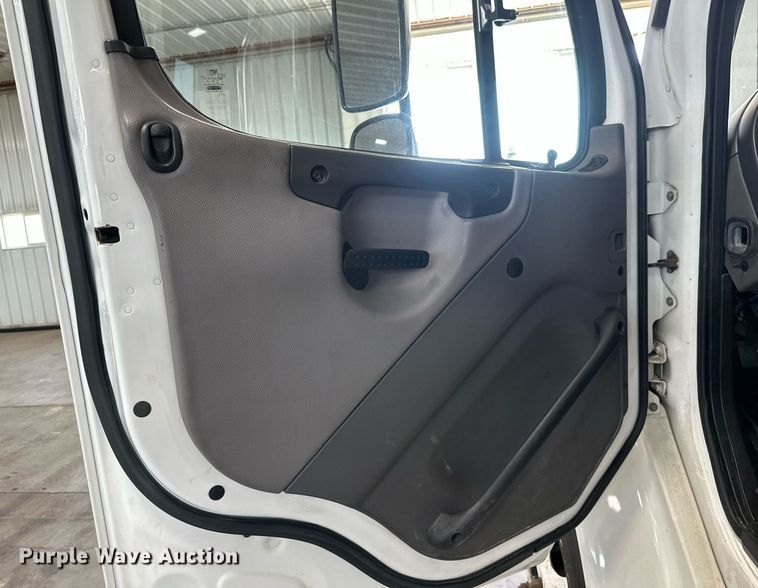 image for item EB2621 2005 Freightliner M2 semi truck