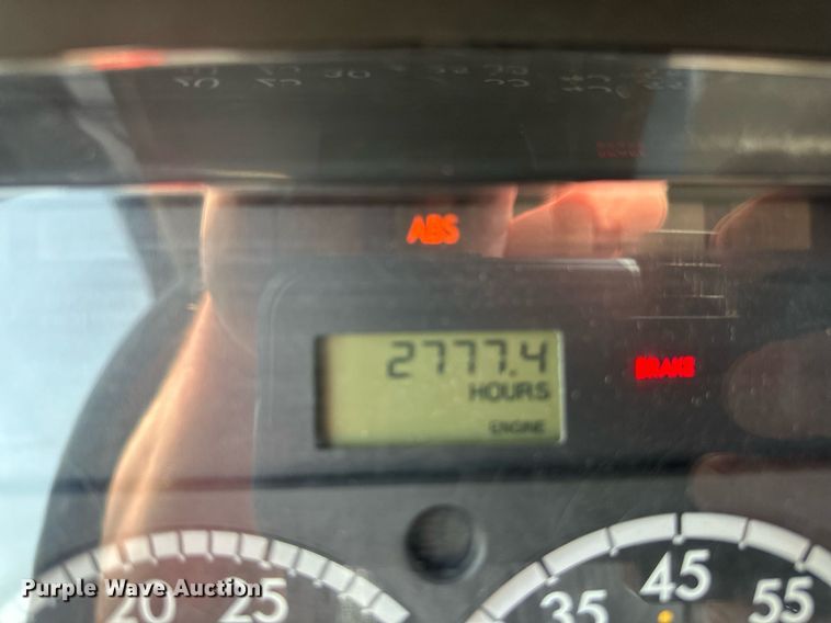 image for item EB2621 2005 Freightliner M2 semi truck