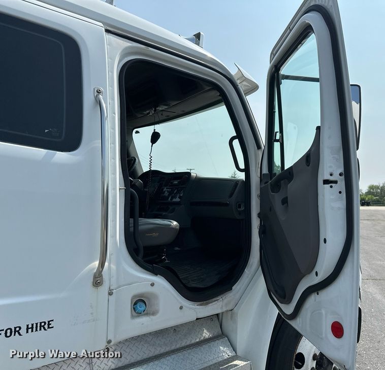 image for item EB2621 2005 Freightliner M2 semi truck