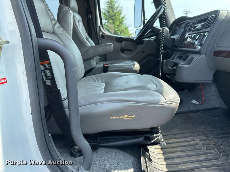 image for item EB2621 2005 Freightliner M2 semi truck