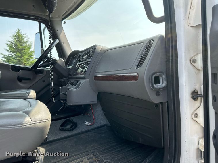 image for item EB2621 2005 Freightliner M2 semi truck