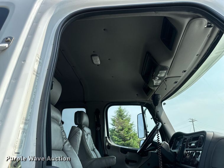 image for item EB2621 2005 Freightliner M2 semi truck