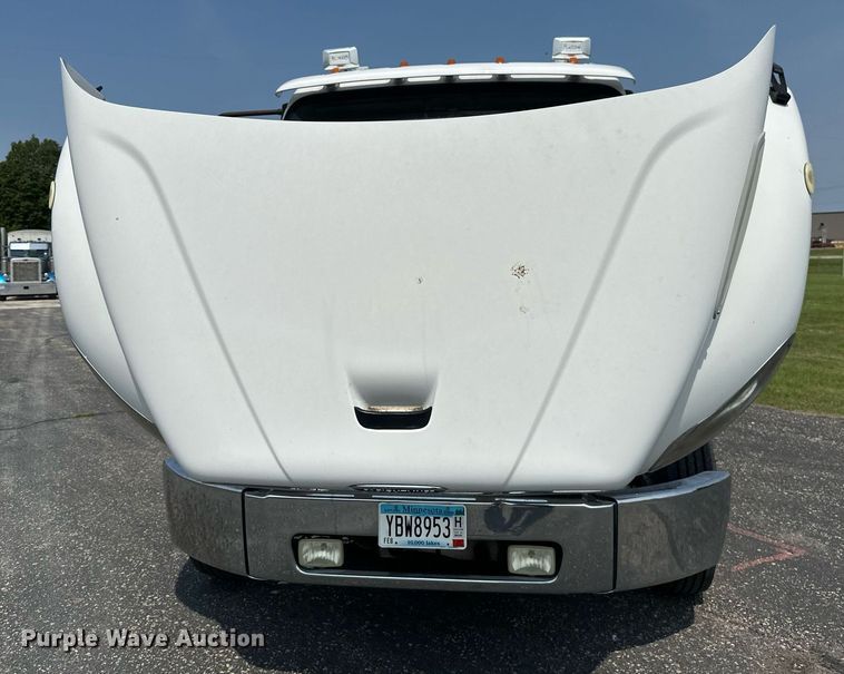 image for item EB2621 2005 Freightliner M2 semi truck