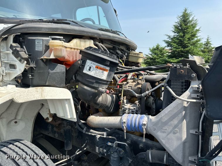 image for item EB2621 2005 Freightliner M2 semi truck