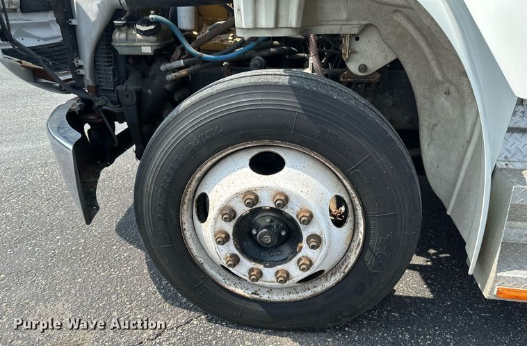 image for item EB2621 2005 Freightliner M2 semi truck