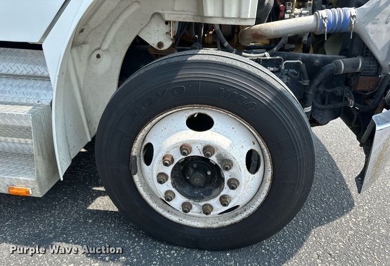 image for item EB2621 2005 Freightliner M2 semi truck