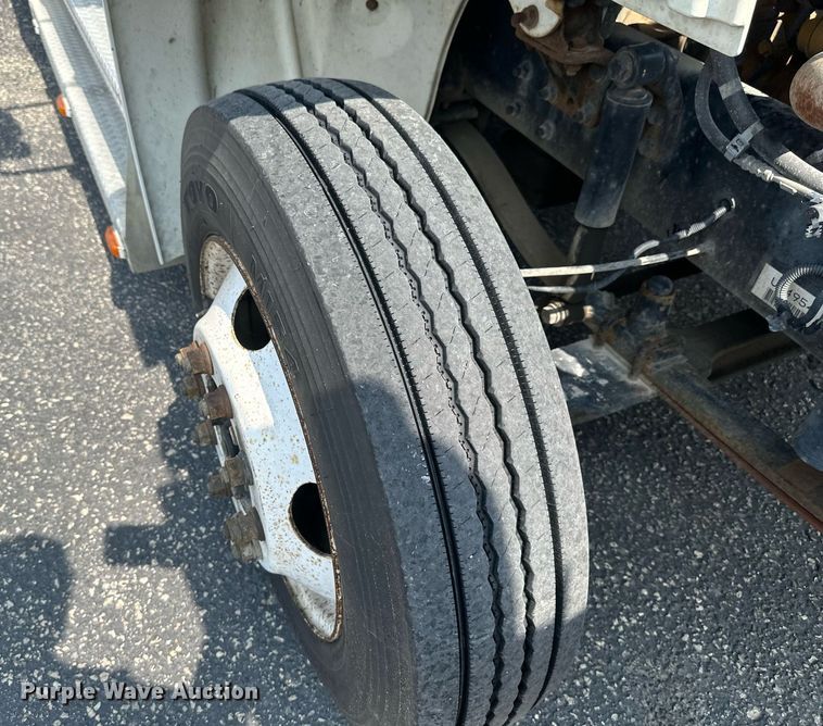 image for item EB2621 2005 Freightliner M2 semi truck