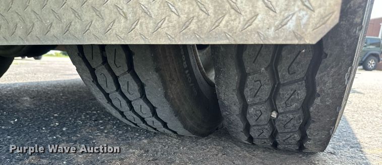 image for item EB2621 2005 Freightliner M2 semi truck