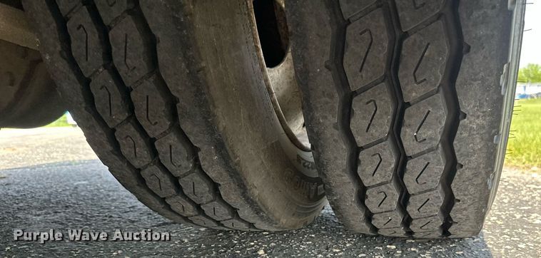 image for item EB2621 2005 Freightliner M2 semi truck