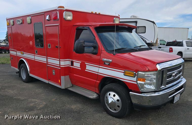 image for item EC0951 2005 Ford E450 Super Duty ambulance