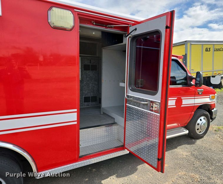 image for item EC0951 2005 Ford E450 Super Duty ambulance