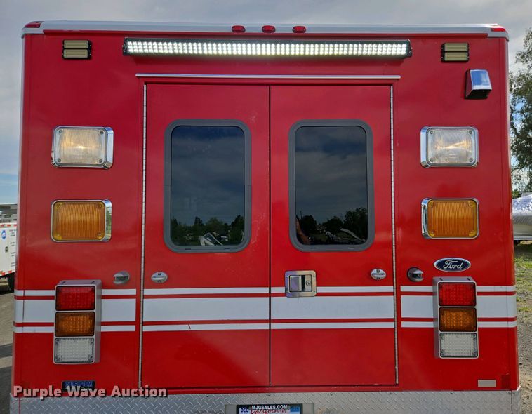 image for item EC0951 2005 Ford E450 Super Duty ambulance