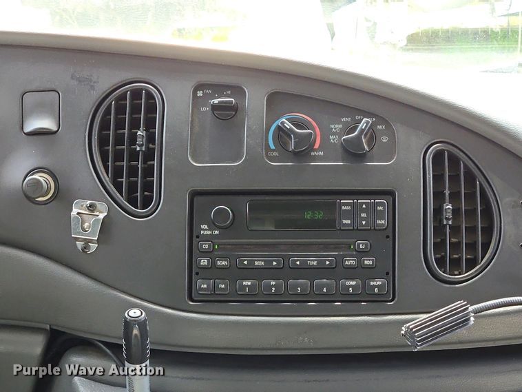 image for item EC0951 2005 Ford E450 Super Duty ambulance