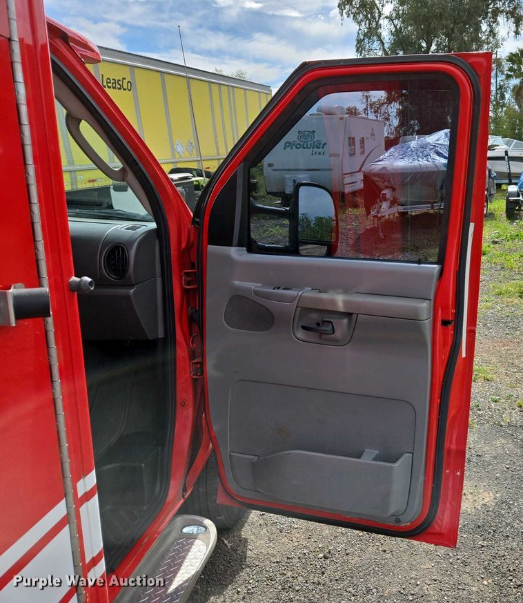 image for item EC0951 2005 Ford E450 Super Duty ambulance