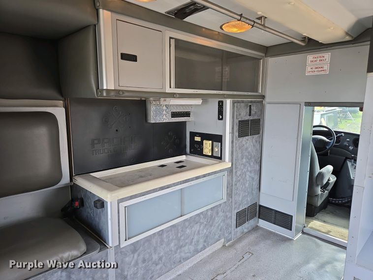 image for item EC0951 2005 Ford E450 Super Duty ambulance