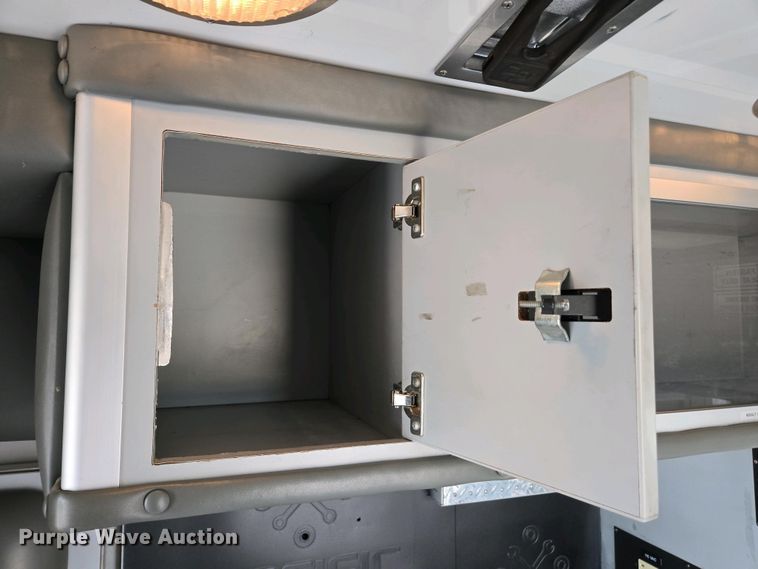 image for item EC0951 2005 Ford E450 Super Duty ambulance