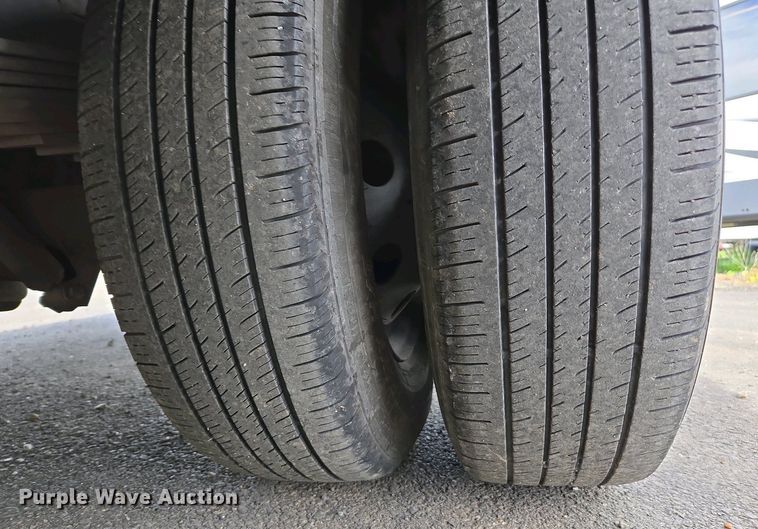 image for item EC0951 2005 Ford E450 Super Duty ambulance