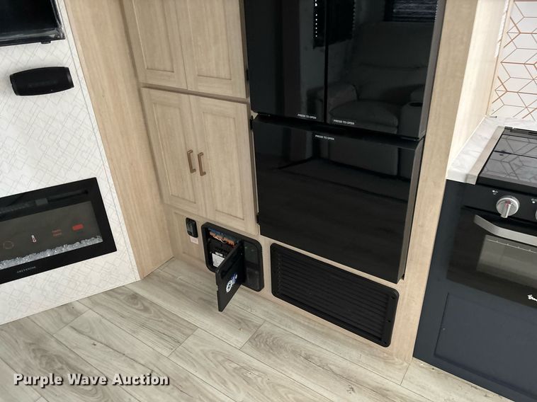 image for item EC3667 2025 Forest River Prime Time Avenger 29QBS camper