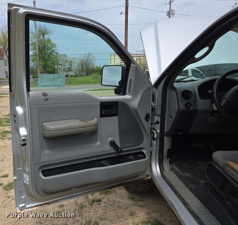 image for item EC4208 2005 Ford F150 SuperCab pickup truck