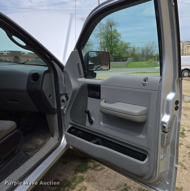 image for item EC4208 2005 Ford F150 SuperCab pickup truck