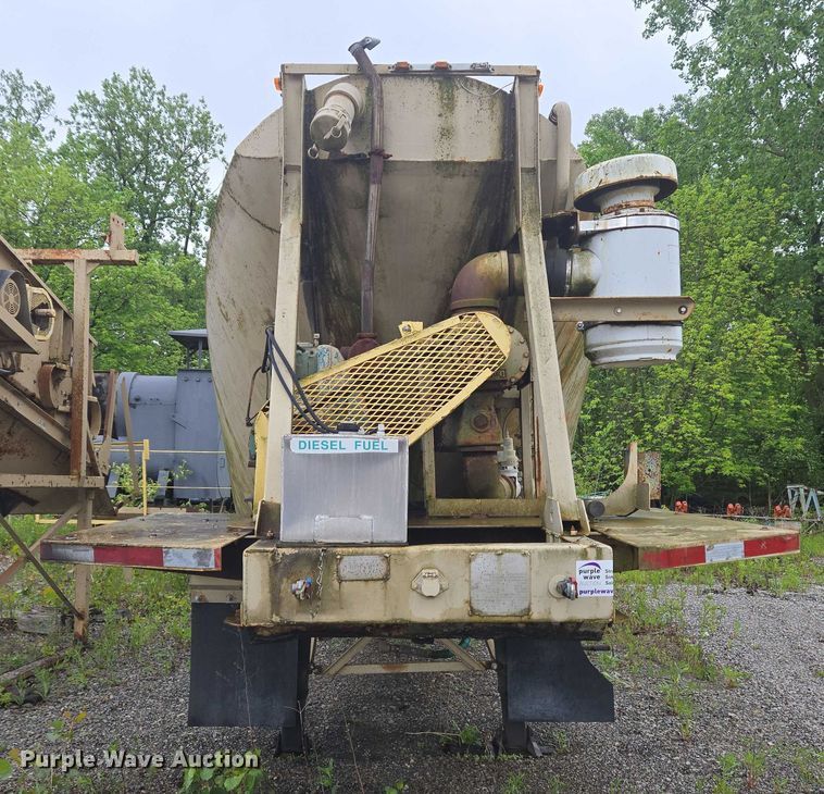 image for item EC4268 1972 Trailmobile B32C5CDS pneumatic dry bulk trailer