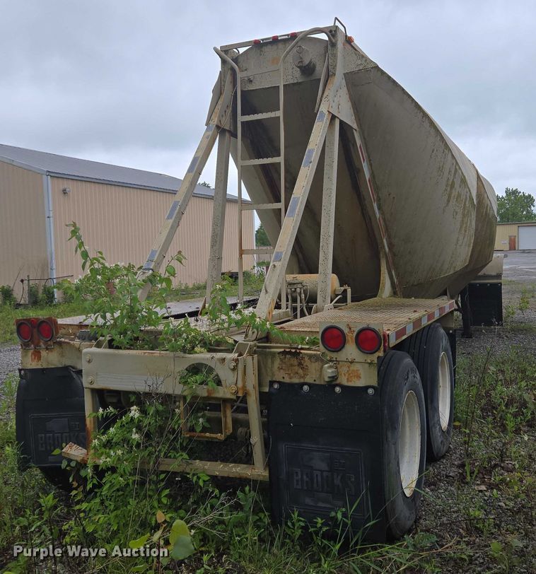 image for item EC4268 1972 Trailmobile B32C5CDS pneumatic dry bulk trailer