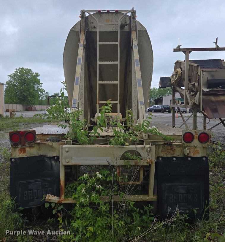 image for item EC4268 1972 Trailmobile B32C5CDS pneumatic dry bulk trailer