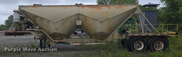 image for item EC4268 1972 Trailmobile B32C5CDS pneumatic dry bulk trailer