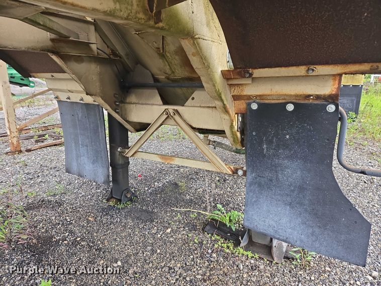 image for item EC4268 1972 Trailmobile B32C5CDS pneumatic dry bulk trailer