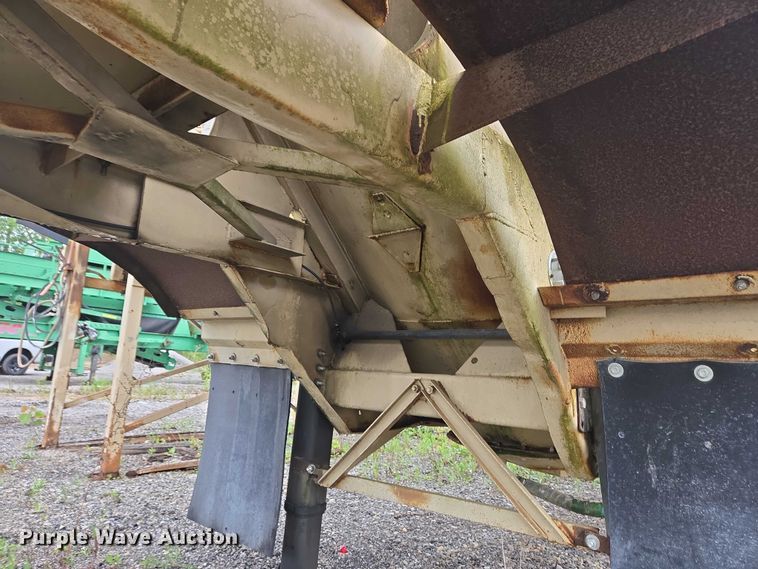 image for item EC4268 1972 Trailmobile B32C5CDS pneumatic dry bulk trailer