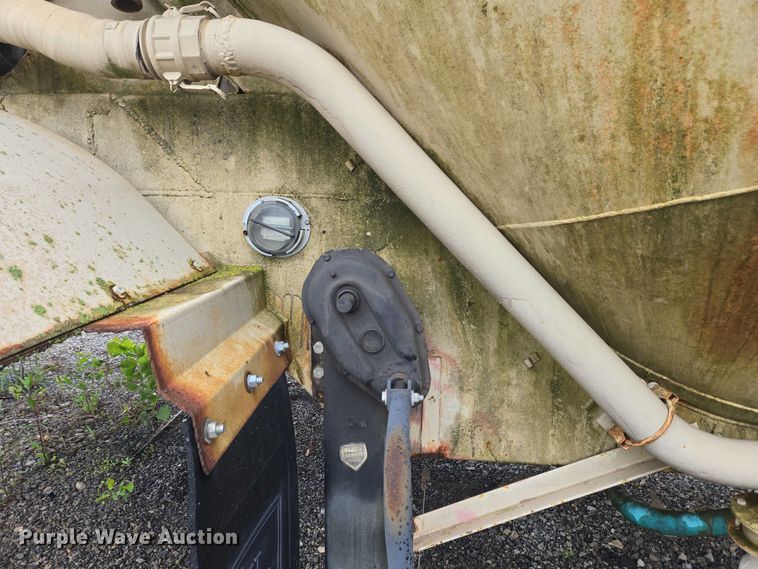 image for item EC4268 1972 Trailmobile B32C5CDS pneumatic dry bulk trailer