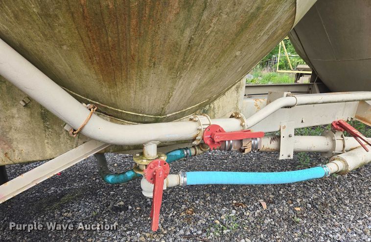 image for item EC4268 1972 Trailmobile B32C5CDS pneumatic dry bulk trailer