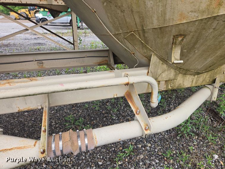 image for item EC4268 1972 Trailmobile B32C5CDS pneumatic dry bulk trailer