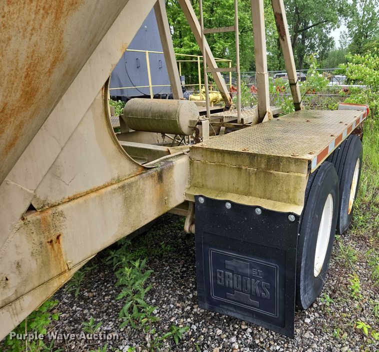 image for item EC4268 1972 Trailmobile B32C5CDS pneumatic dry bulk trailer