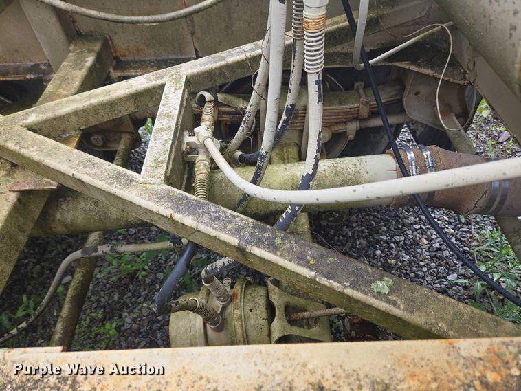 image for item EC4268 1972 Trailmobile B32C5CDS pneumatic dry bulk trailer