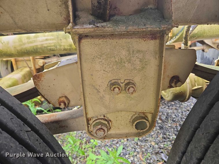 image for item EC4268 1972 Trailmobile B32C5CDS pneumatic dry bulk trailer