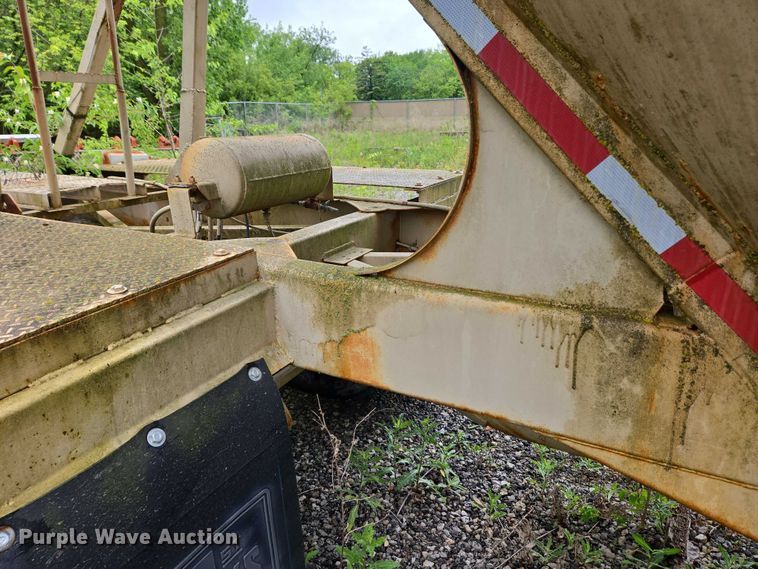 image for item EC4268 1972 Trailmobile B32C5CDS pneumatic dry bulk trailer