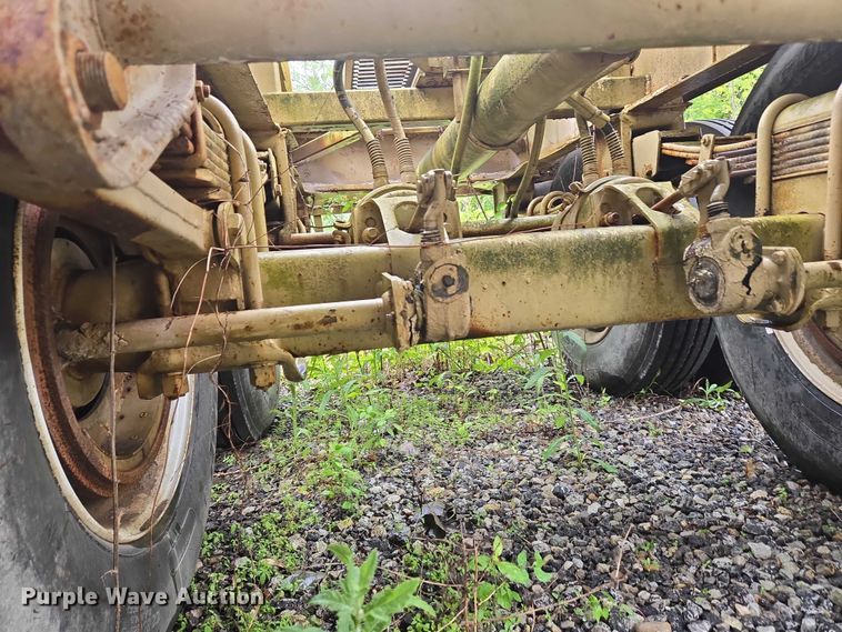 image for item EC4268 1972 Trailmobile B32C5CDS pneumatic dry bulk trailer