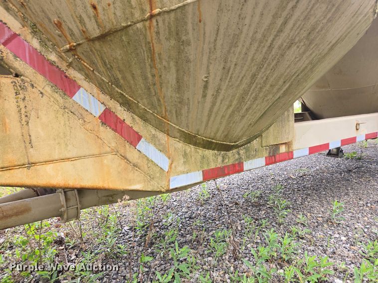 image for item EC4268 1972 Trailmobile B32C5CDS pneumatic dry bulk trailer