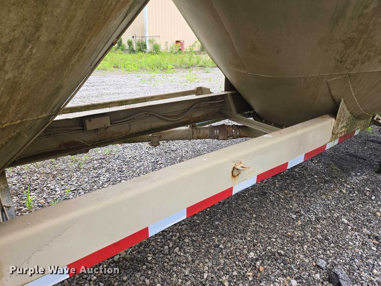 image for item EC4268 1972 Trailmobile B32C5CDS pneumatic dry bulk trailer