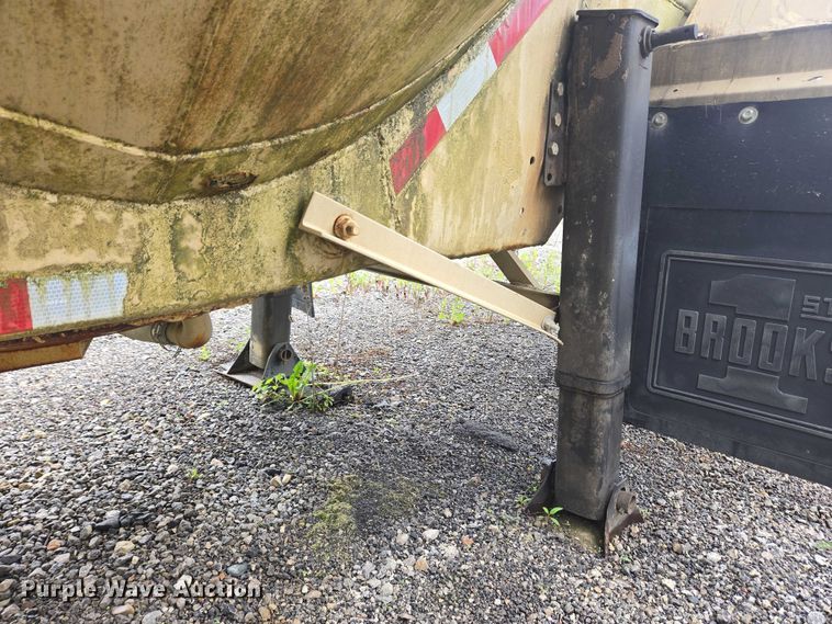 image for item EC4268 1972 Trailmobile B32C5CDS pneumatic dry bulk trailer