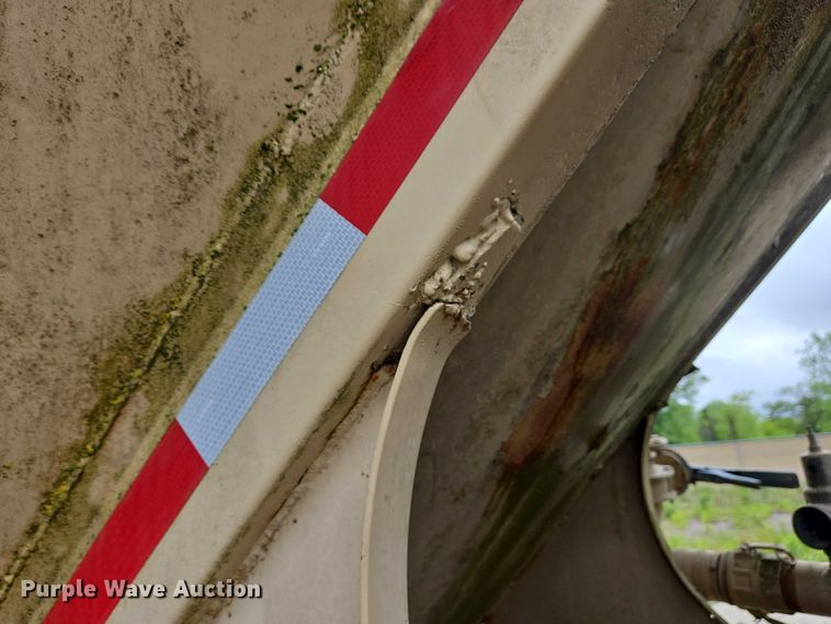 image for item EC4268 1972 Trailmobile B32C5CDS pneumatic dry bulk trailer