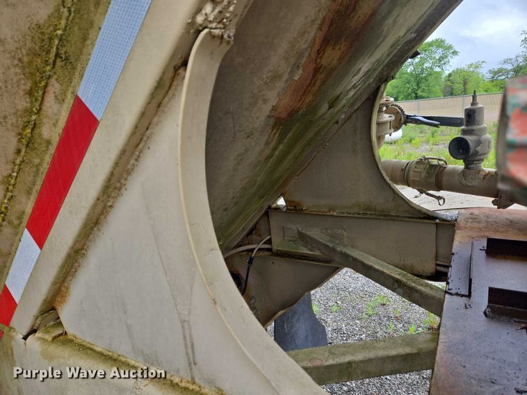 image for item EC4268 1972 Trailmobile B32C5CDS pneumatic dry bulk trailer