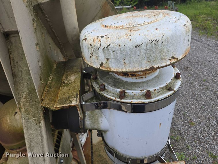 image for item EC4268 1972 Trailmobile B32C5CDS pneumatic dry bulk trailer