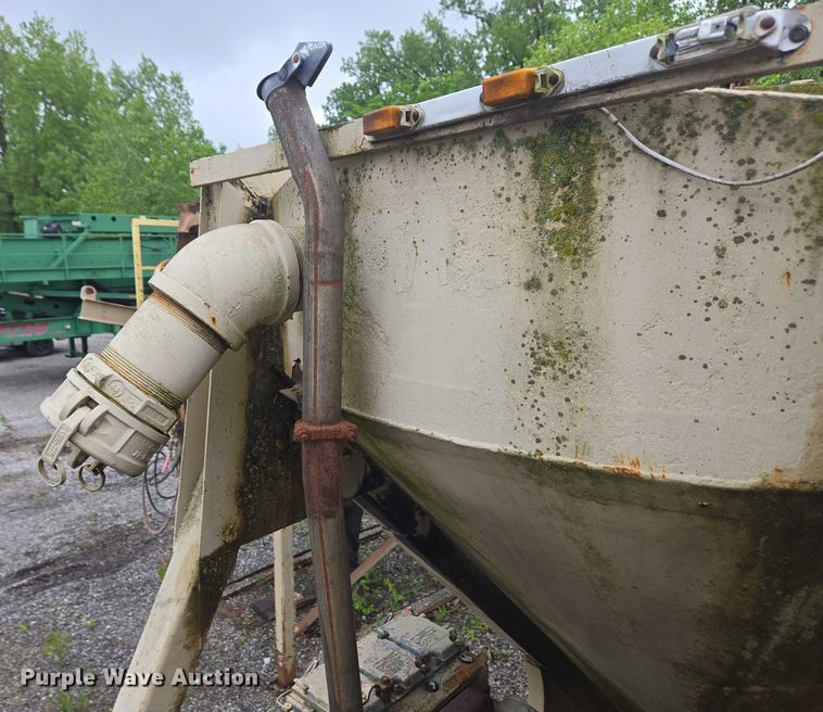 image for item EC4268 1972 Trailmobile B32C5CDS pneumatic dry bulk trailer