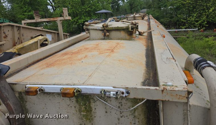 image for item EC4268 1972 Trailmobile B32C5CDS pneumatic dry bulk trailer